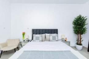 vayK - Modern Two Bedroom in Marina near Beach with Pool Access